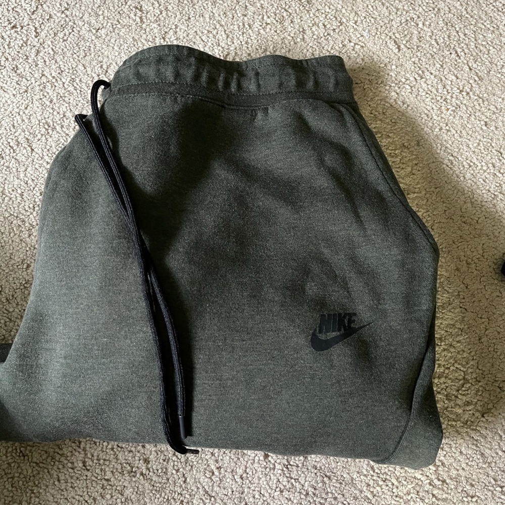 Nike Tech Fleece Sweats in (Olive)